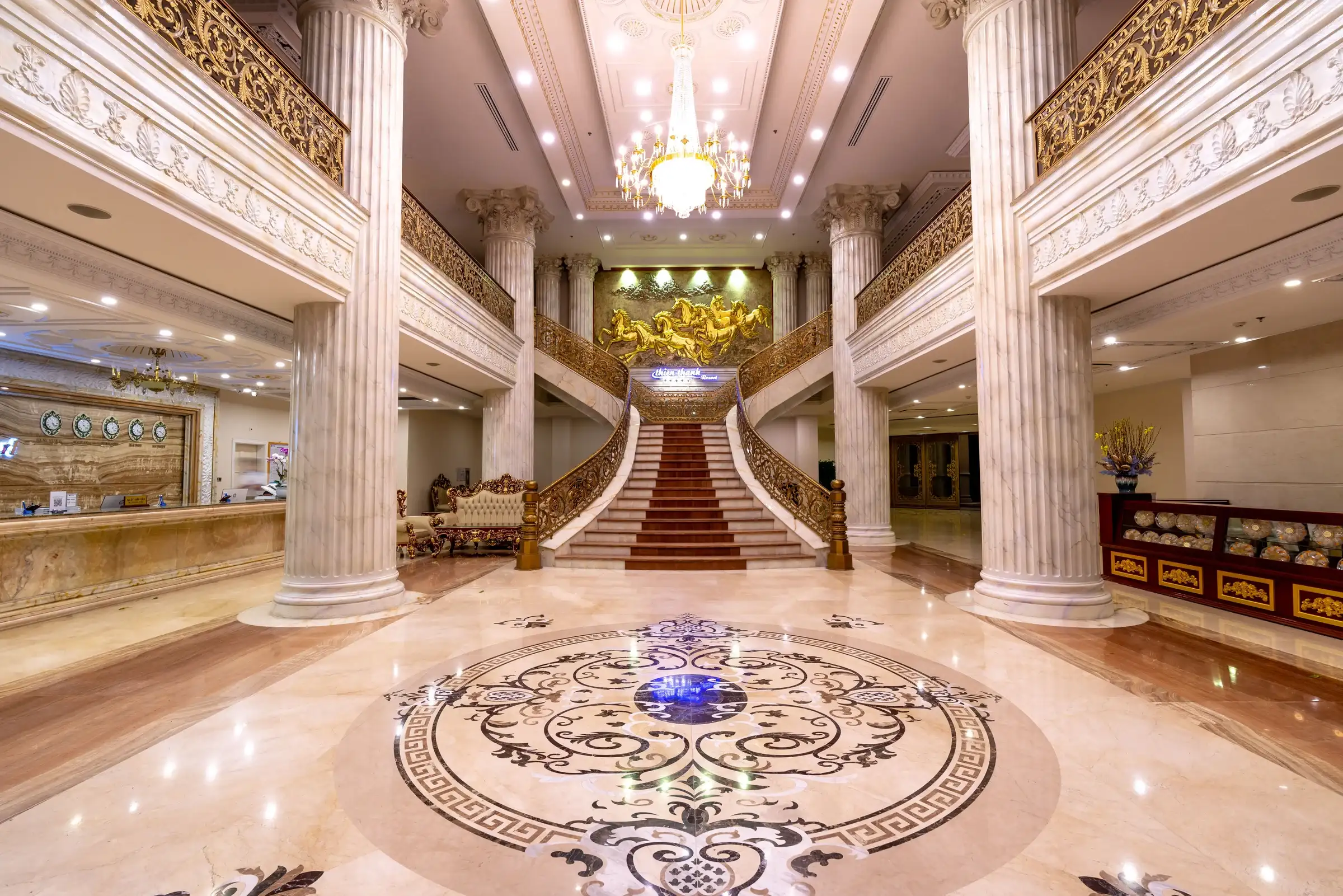 Lantai marmer lobi hotel setelah poles kristalisasi, memantulkan kolom dan lampu