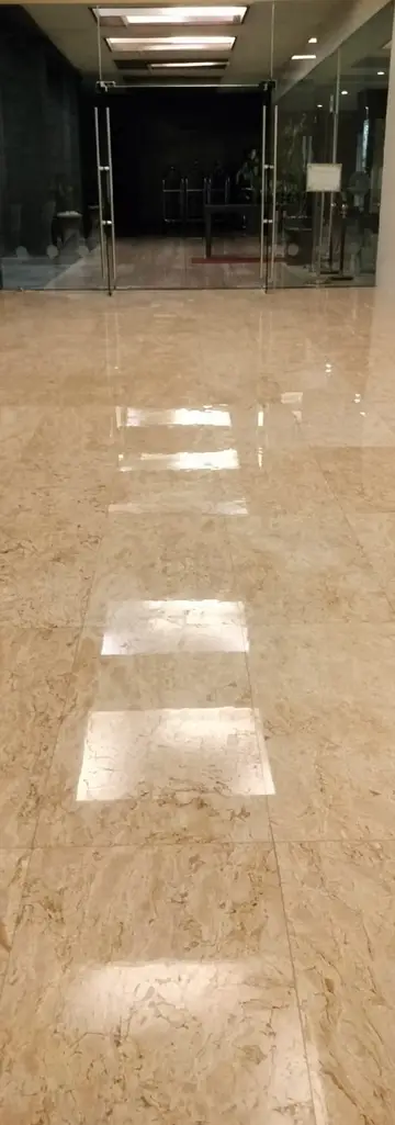 Lantai marmer lobi ballroom hotel: sebelum kusam, sesudah memantulkan lampu