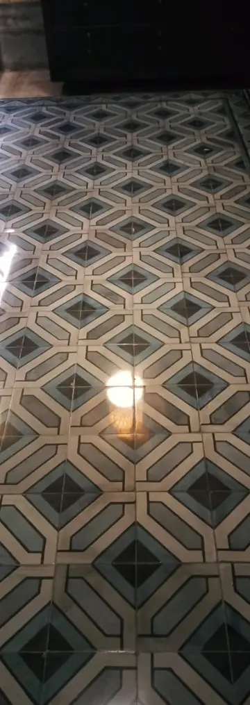 Lantai tegel motif klasik: sebelum buram, sesudah mengkilap memantulkan lampu
